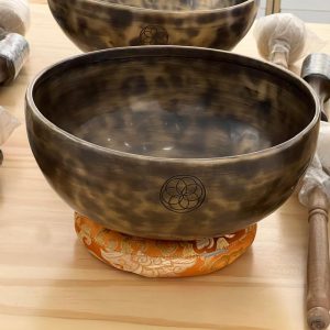 Handmade Full Moon Singing Bowl (Diameter 22-23 cm) 手工满月颂钒(直径22-23 cm)